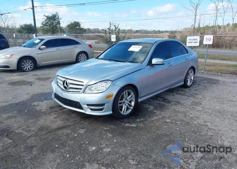 2013 Mercedes-Benz C 250 Sport z USA, uszkodzony, nr VIN WDDGF4HB1DR257413